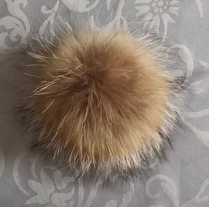 Duży pompon z naturalnego futra jenota