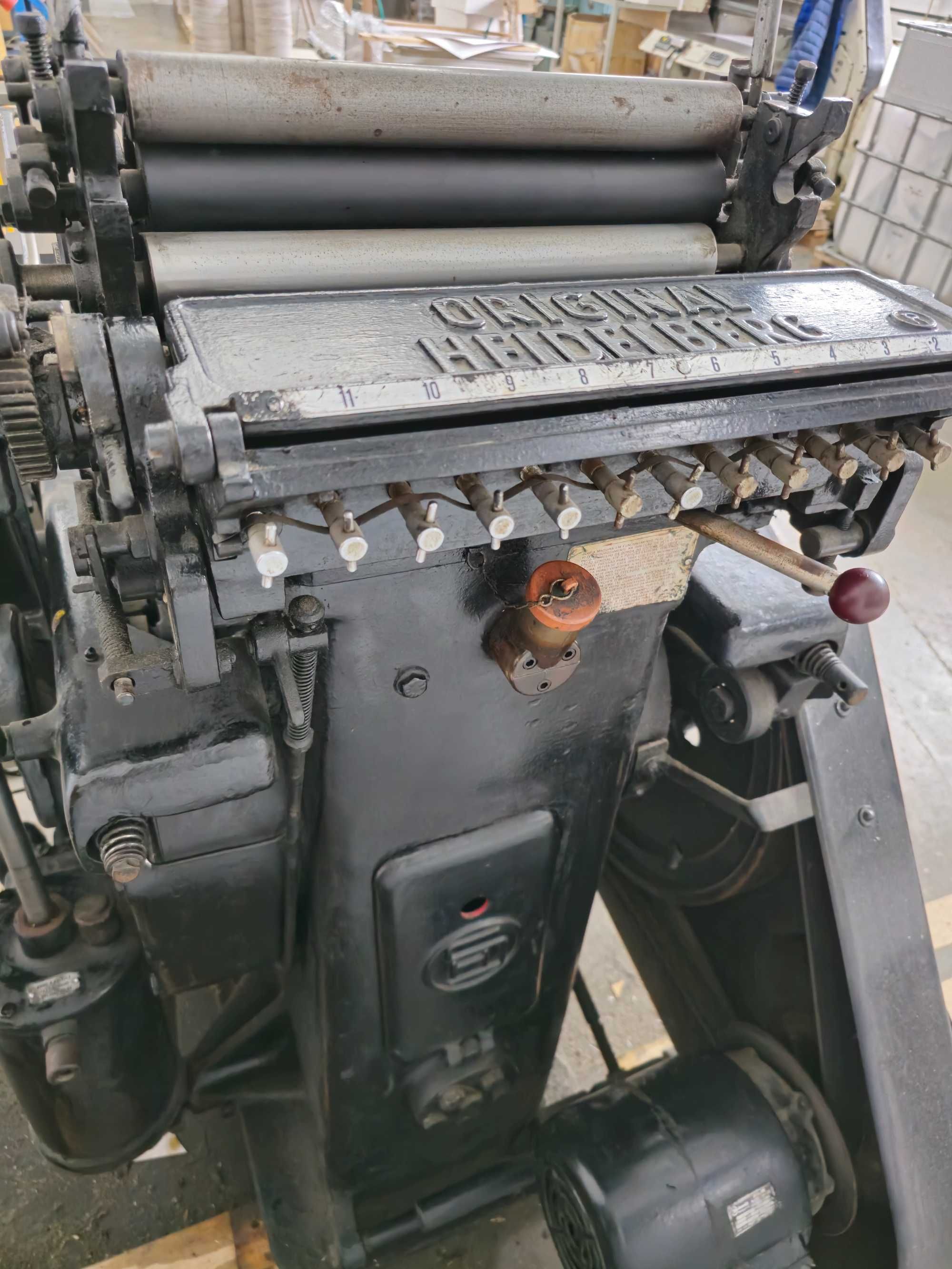 Maquina de corte e vinco com impressão