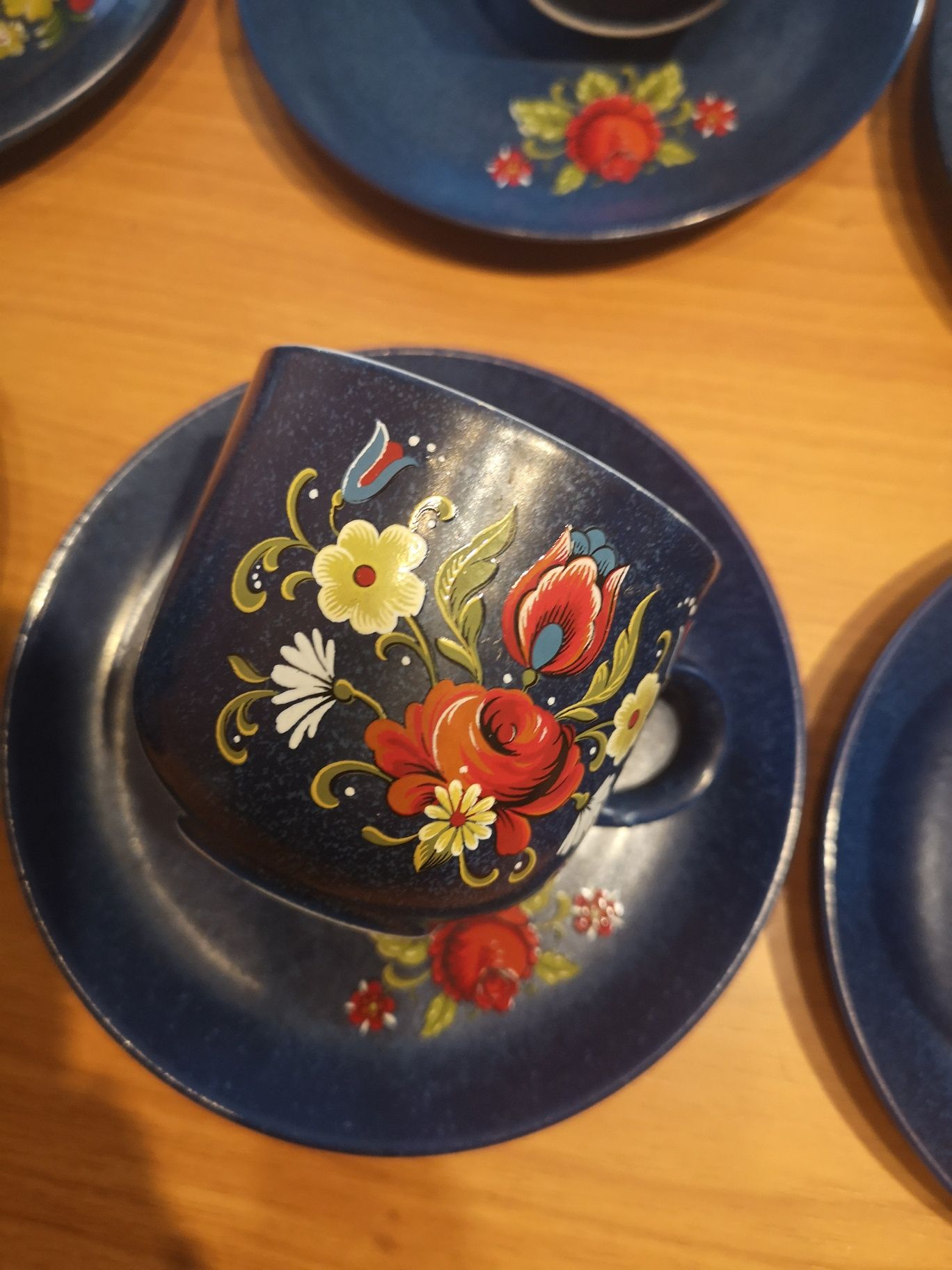 Zestaw 6 starych filiżanek z podstawkami, porcelit