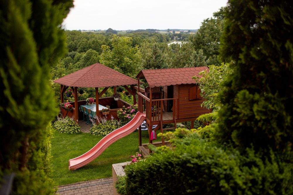 Pokoje z łazienkami i wyposażoną kuchnią w Chmielnie