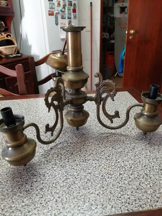 Candeeiro de latão antigo em bom estado