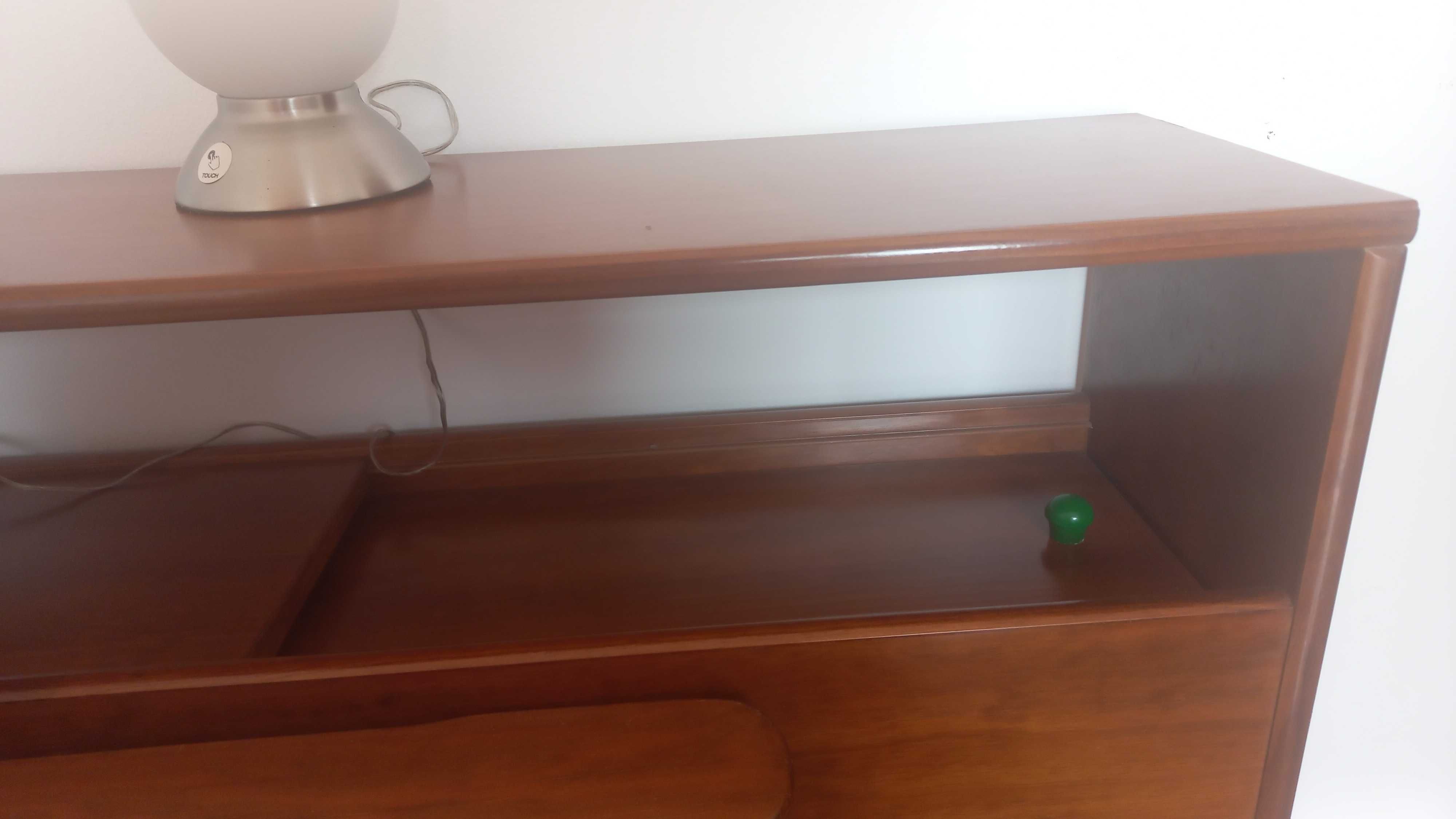 Cómoda/ móvel com depósito no interior