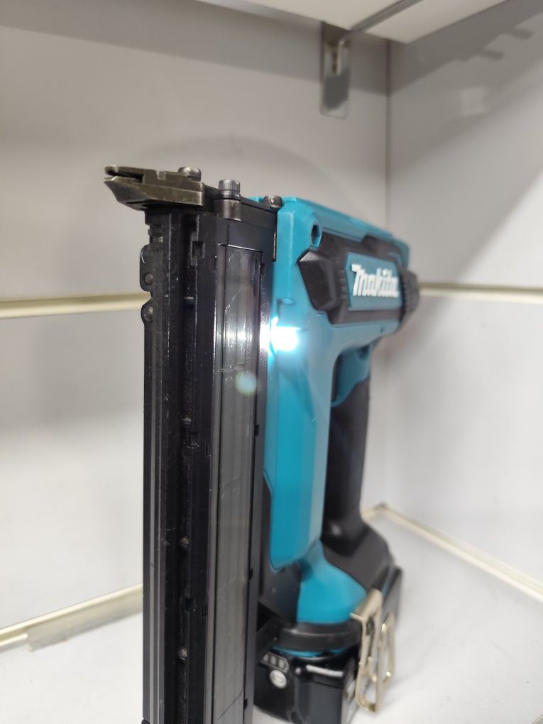 Makita DFN350/ акумуляторний цвяхозабивач Макіта оригінал нейлер по де