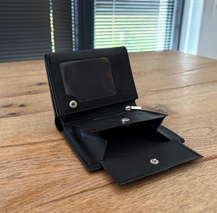 Skórzany portfel męski czarny pionowy