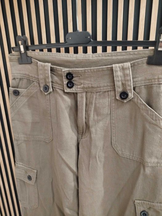 Męskie spodnie cargo khaki – liczne kieszenie, stan bardzo dobry, M/L