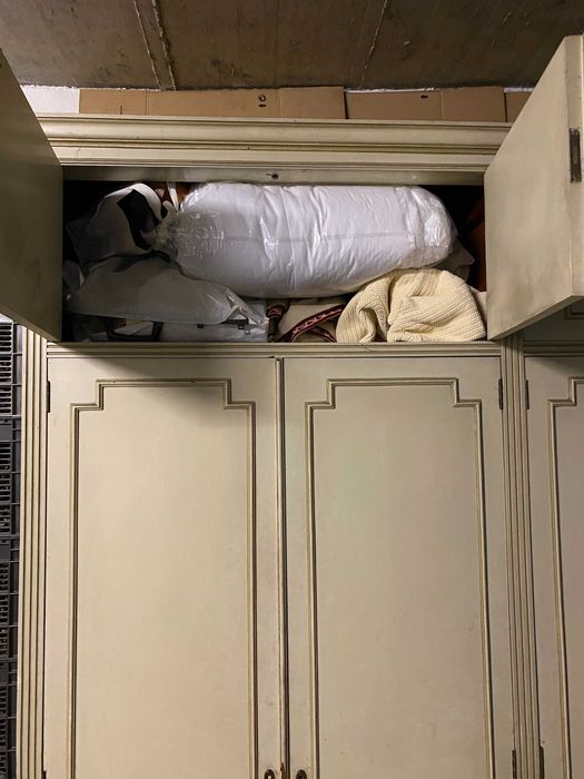 roupeiro em madeira maciça e lacada