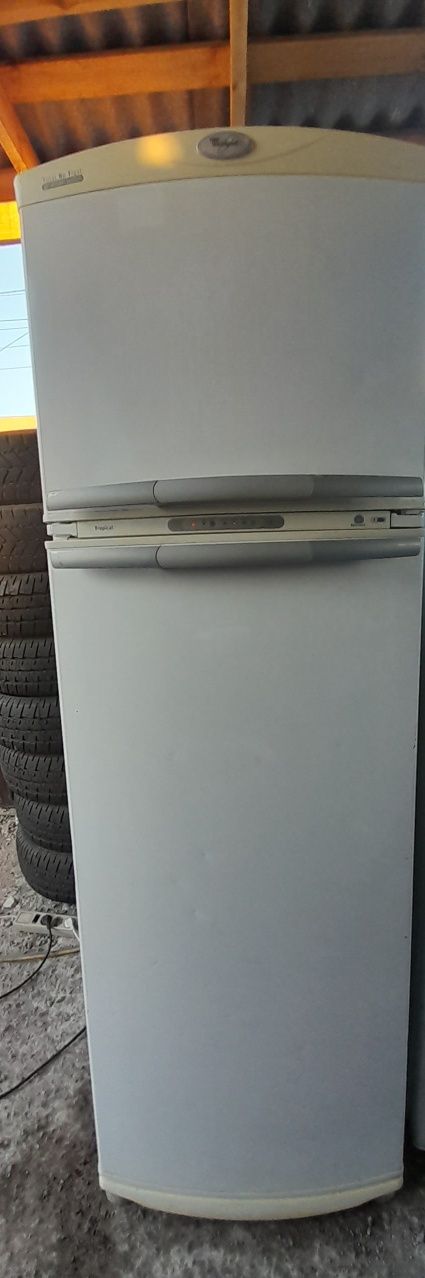 Срочно продам двухкамерный холодильник Whirlpool недорого