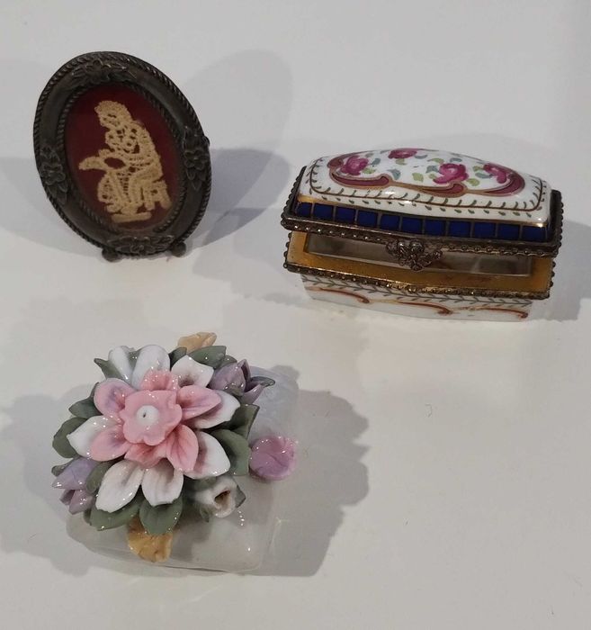 Conjunto de miniaturas de porcelana e outros