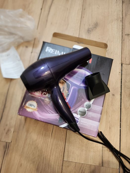 Fioletowa suszarka do wlosow