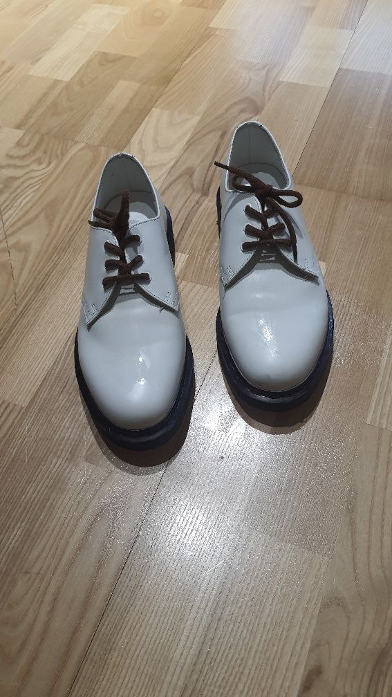 Białe Dr. Martens