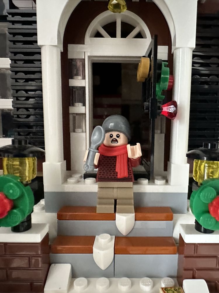 Lego 21330 Kevin Sam w domu