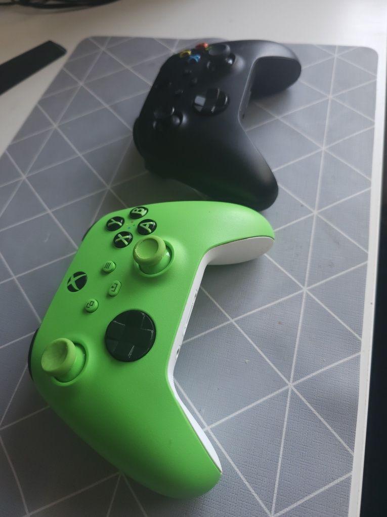 2x Pad Xbox Series X/S – Zielony i Czarny – używane