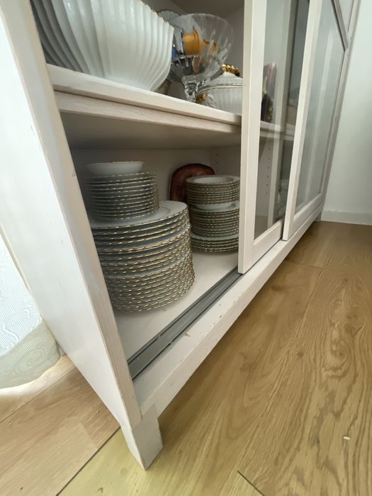 Louceiro de madeira maciça, branco com portas em vidro.