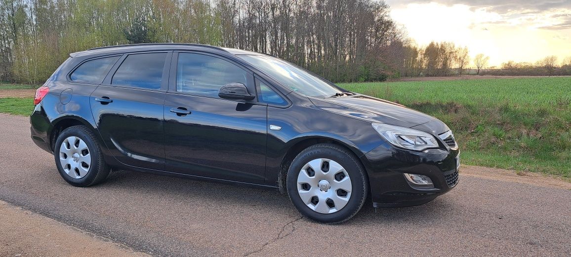 Opel Astra J Sports Tourer 1.4i Turbo 6 biegów Książka serwisowa