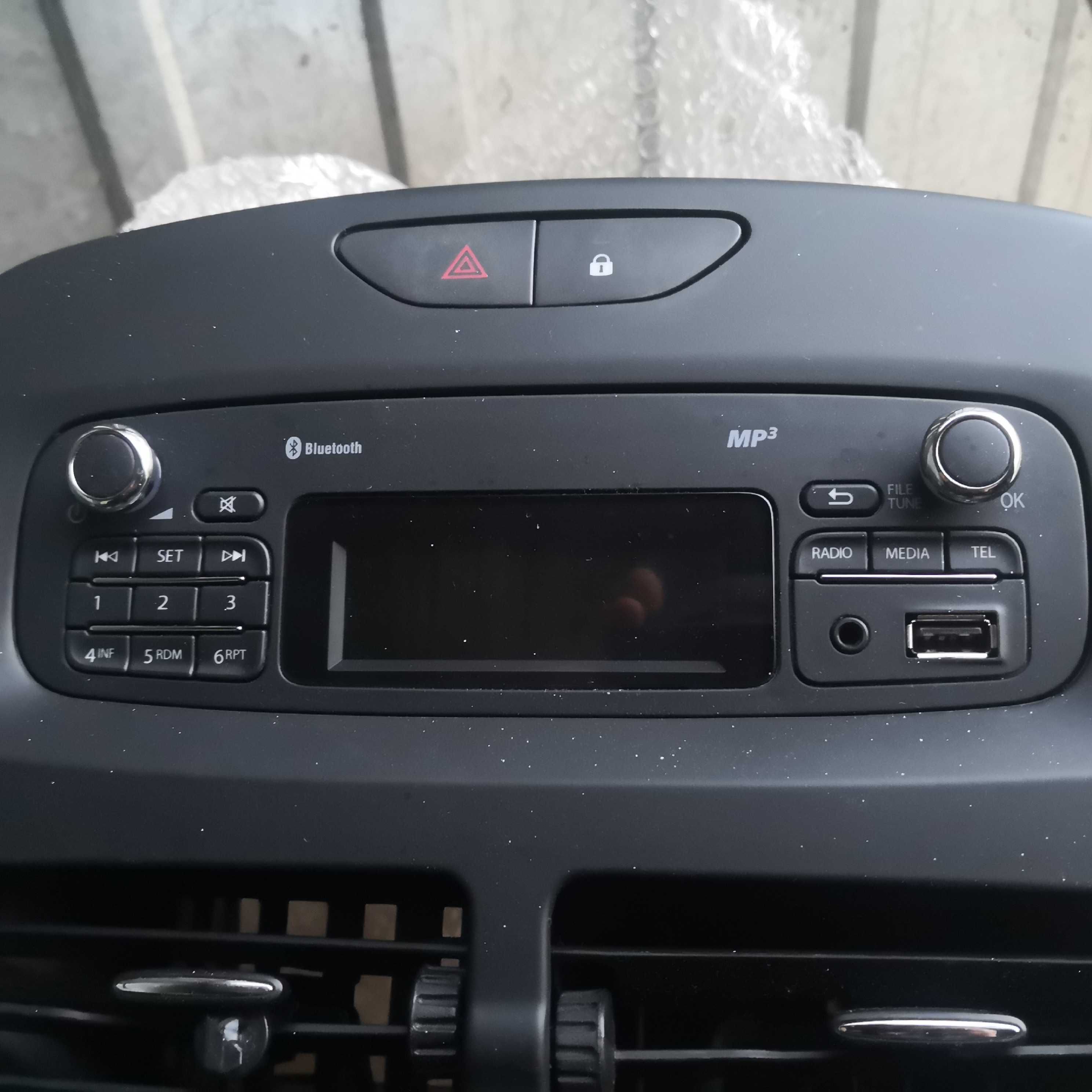 Ramka radia konsoli renault Clio 4 panel nawiewu dekor z radiem