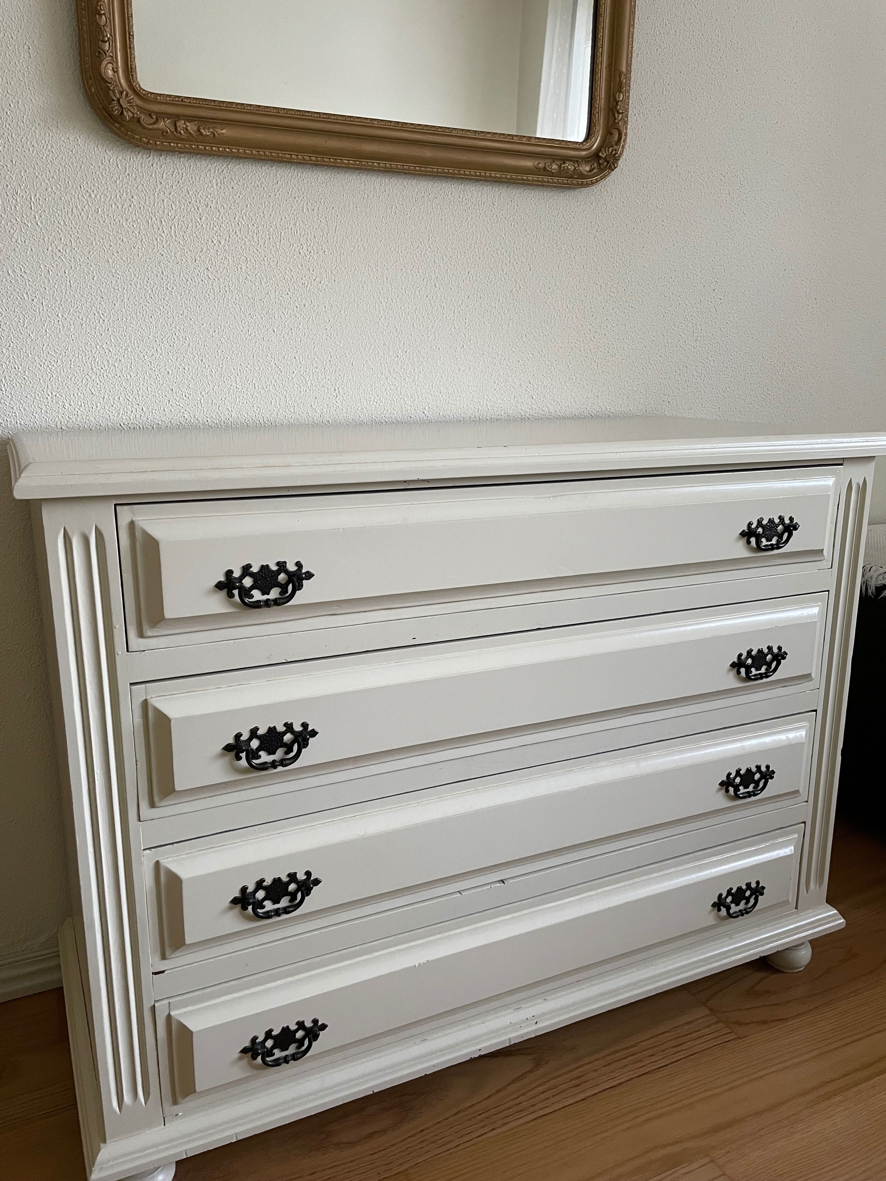 Cómoda lacada de branco