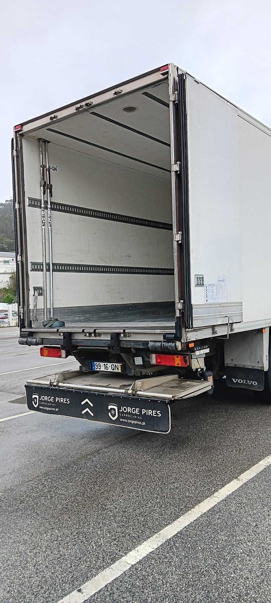 Volvo Camião frigorifico de três eixos com plataforma