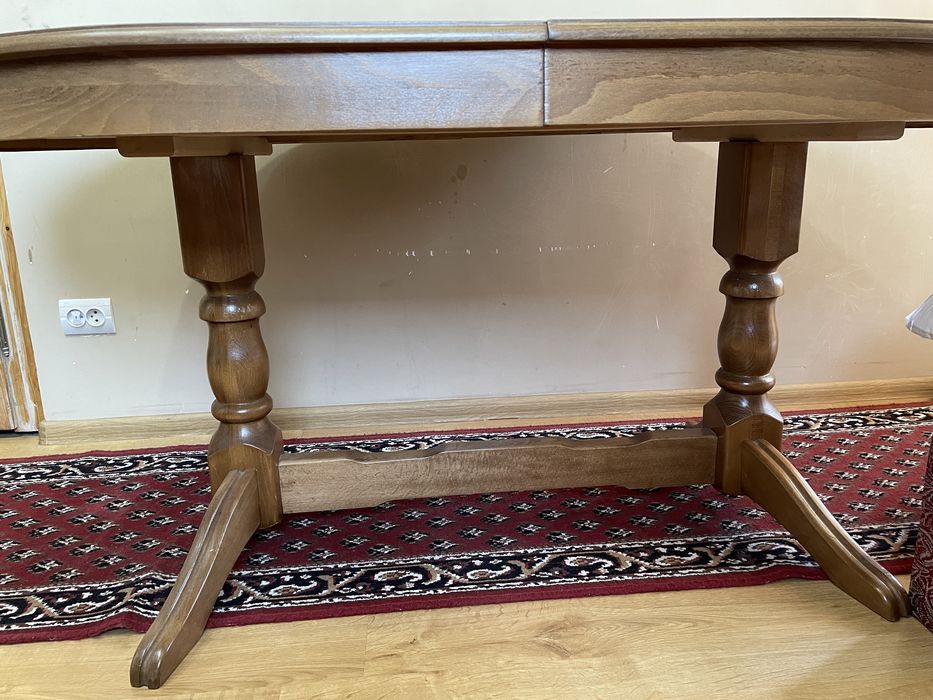 Розкладний широкий деревʼяний стіл