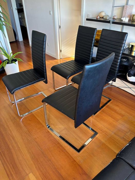 Conjunto de 4 Cadeiras Modernas em Pele Sintética e Aço Cromado