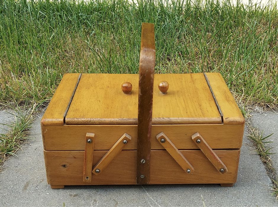 Skrzyneczka na nici  i inne akcesoria drewniana skrzynka PRL