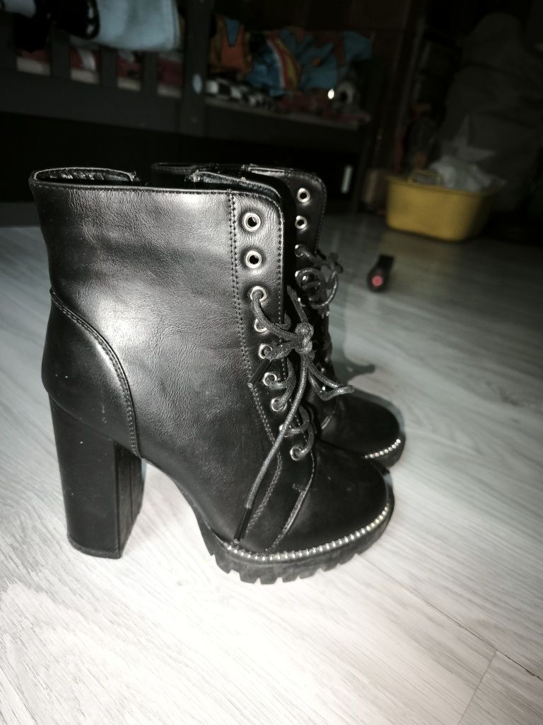 Buty czarne na słupku