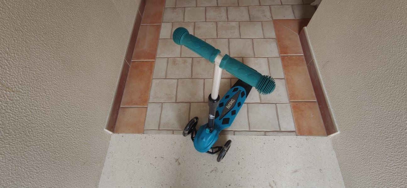 Trotinete 3 Rodas e Altura regulável. 

Valor 9 €

Trotinete de crianç
