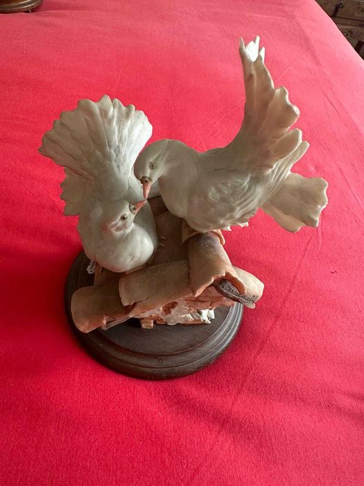 Estatueta em porcelana de 2 pássaros aos beijos