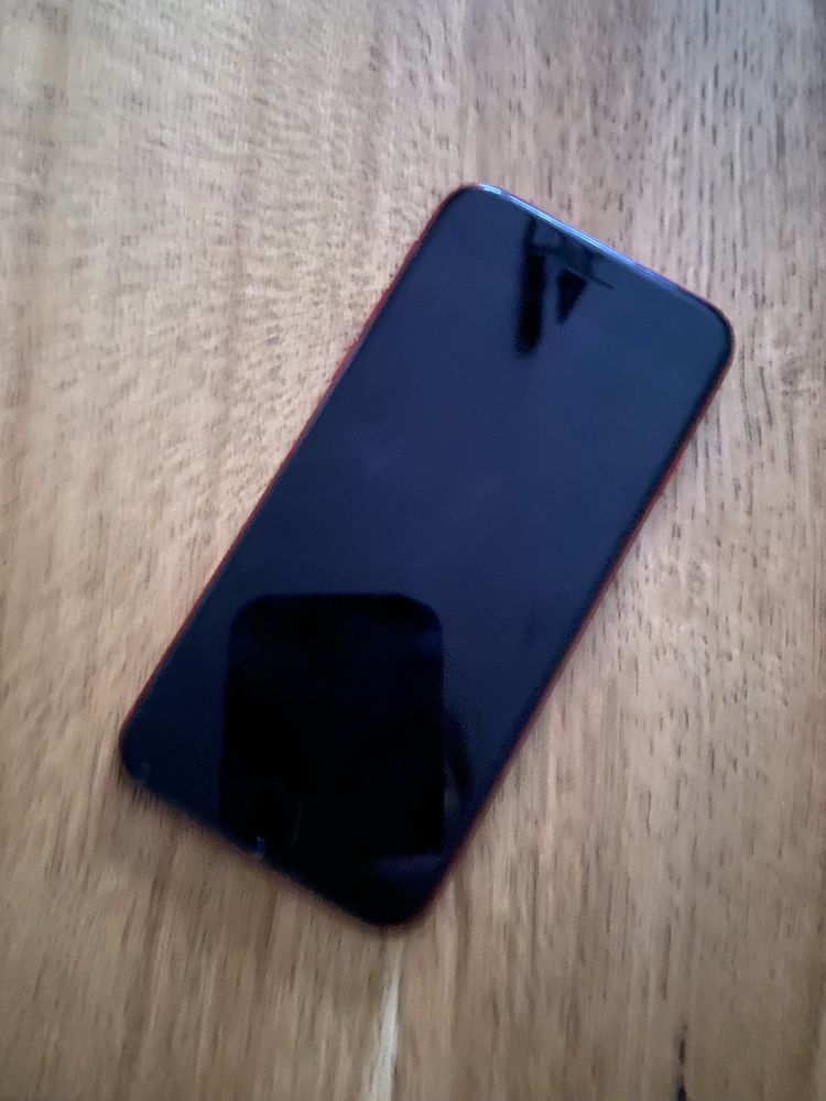 Apple 8 telefon czerwony