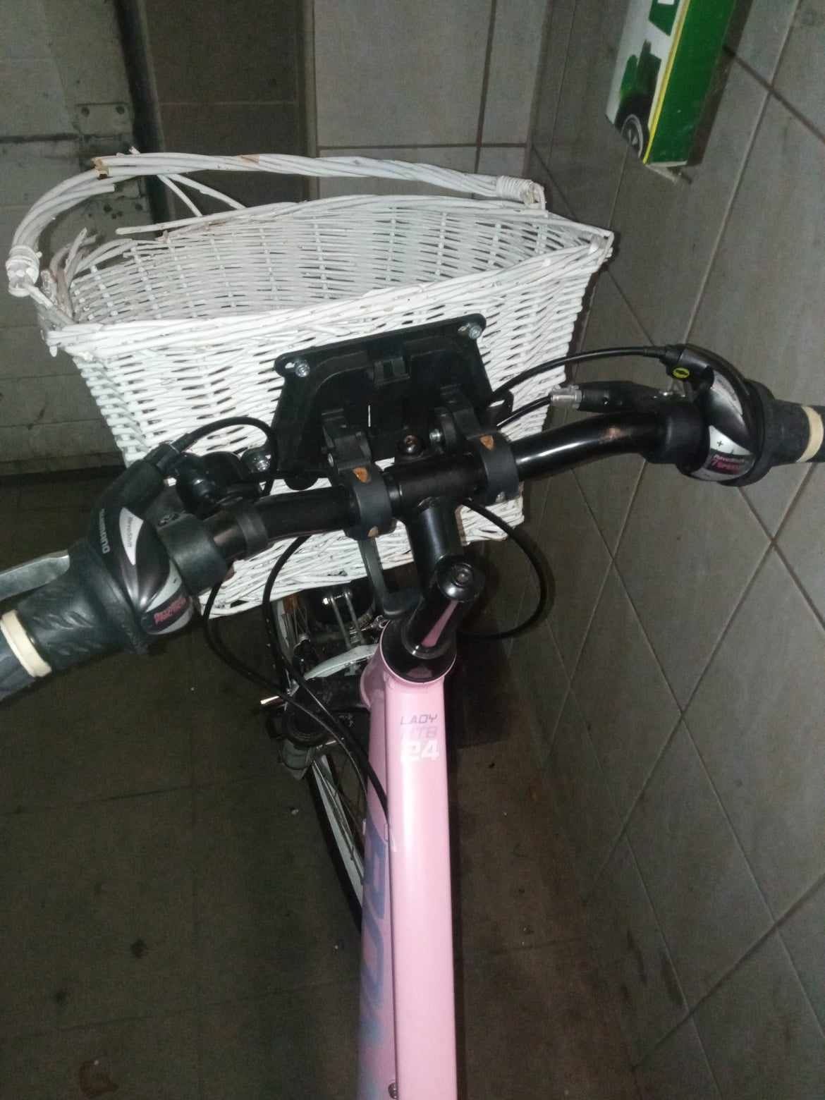 Różowy górski dziewczęcy rower romet