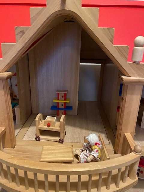 Duży drewniany domek dla lalek