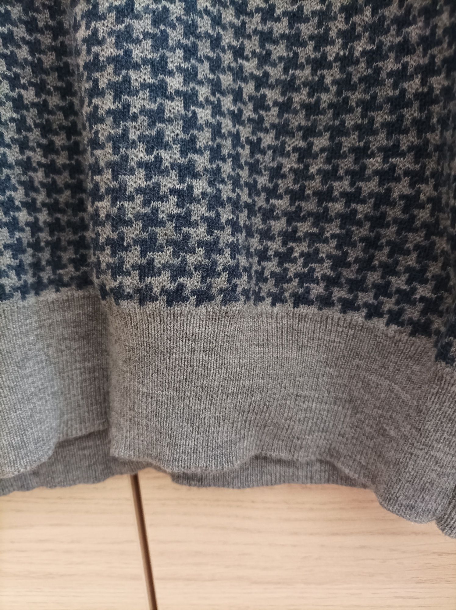 Nowy męski sweter w serek z wełny merino M