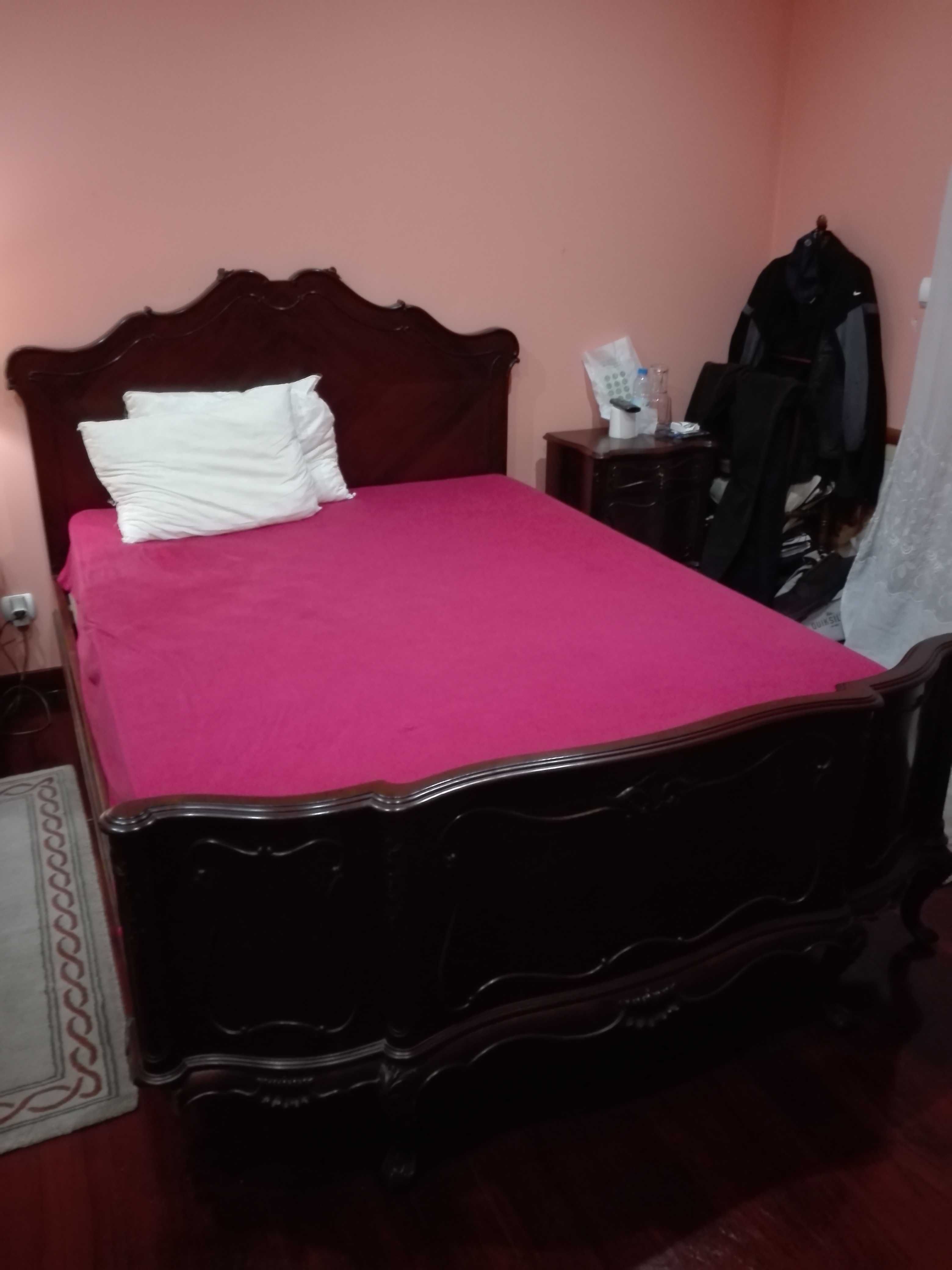 Cama de casal madeira + 2 mesas de cabeceira + estrado