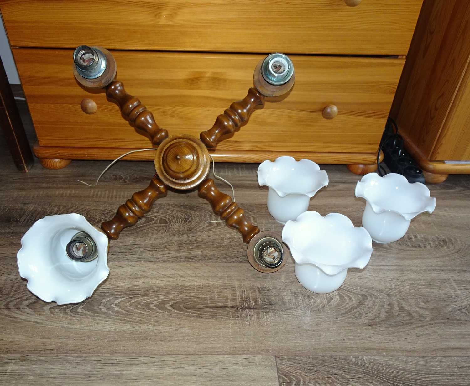 Drewniana lampa wisząca sufitowa 4 klosze szklane
