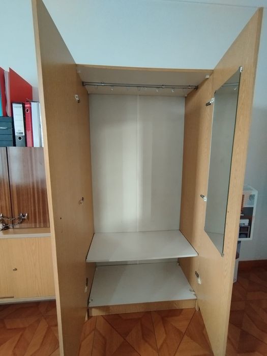 Mobília de madeira clara