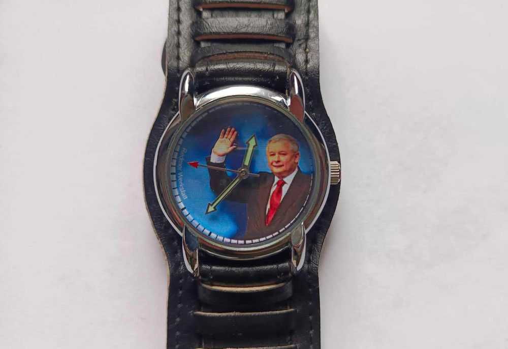 zegarek z pozdrawiającym prezesem Jarosławem