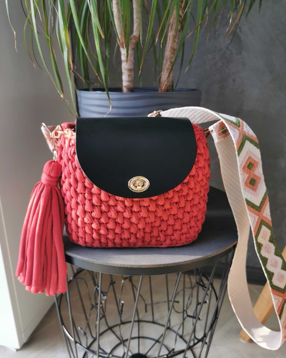 Rudy kuferek torebka handmade – stylowa listonoszka z chwostem