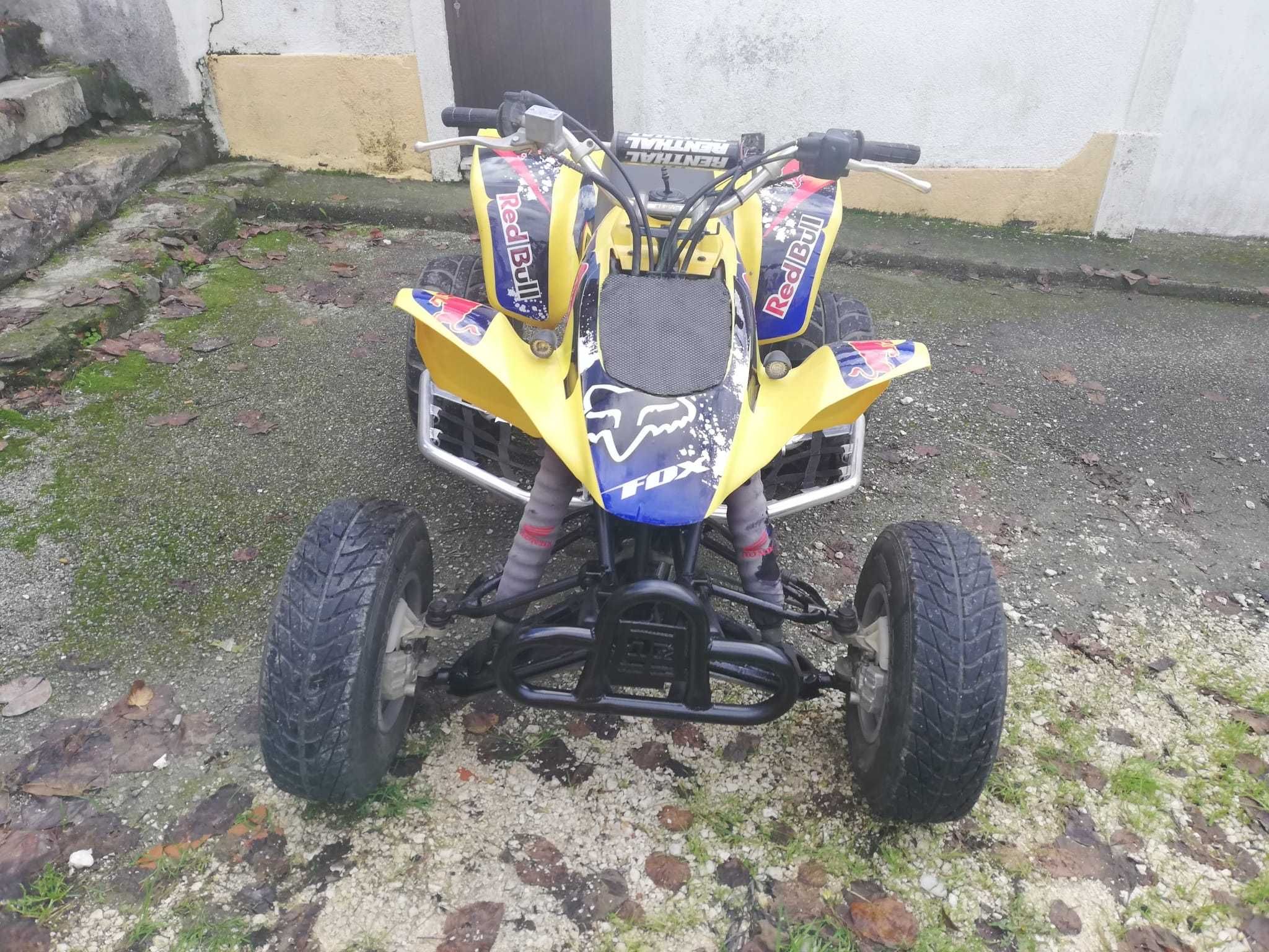 MOTO 4  Honda TRX 400, em bom estado.