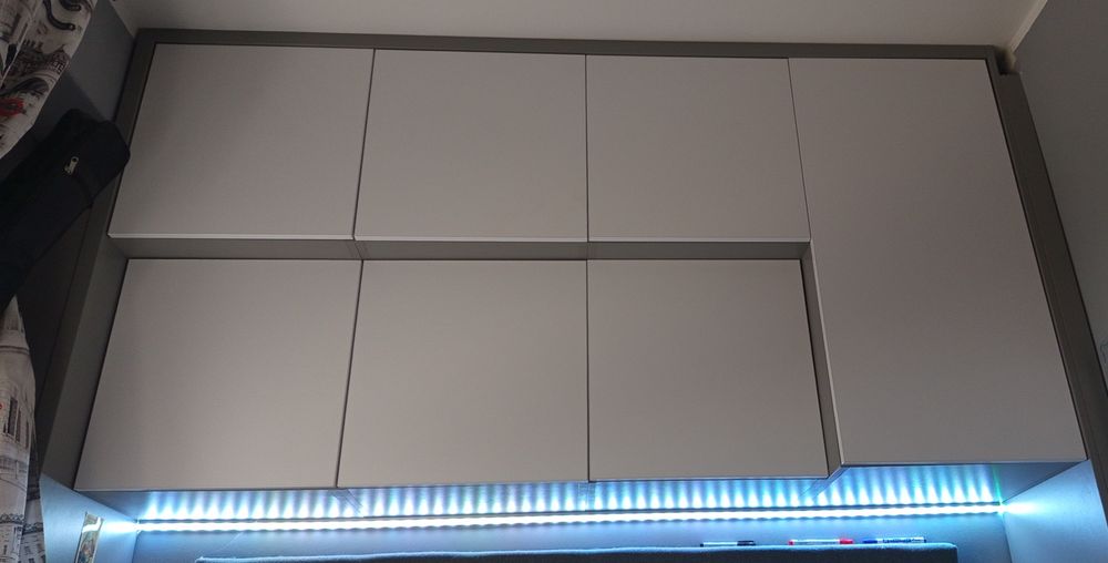 Na sprzedaż zabudowa meblowa z biurkiem i komodą.