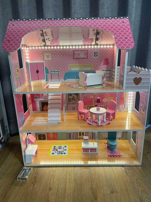 Domek dla lalek drewniany + mebelki oświetlenie LED różowy 70 cm