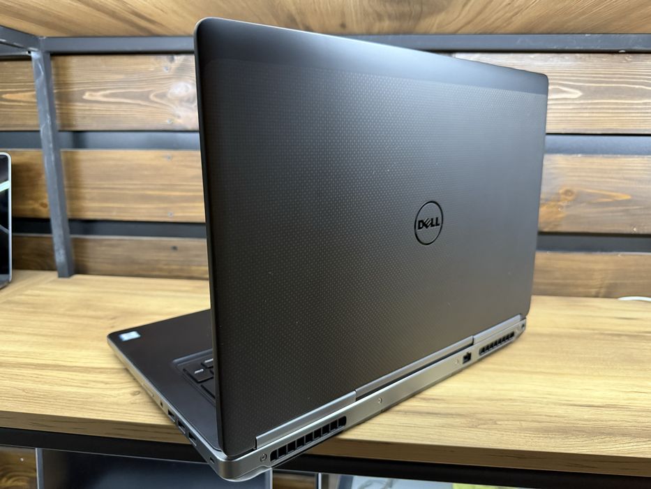 Dell Precision 7720 P5000 16GB 17,3"IPS i7-7820HQ/32GB/256Gb+750/0%