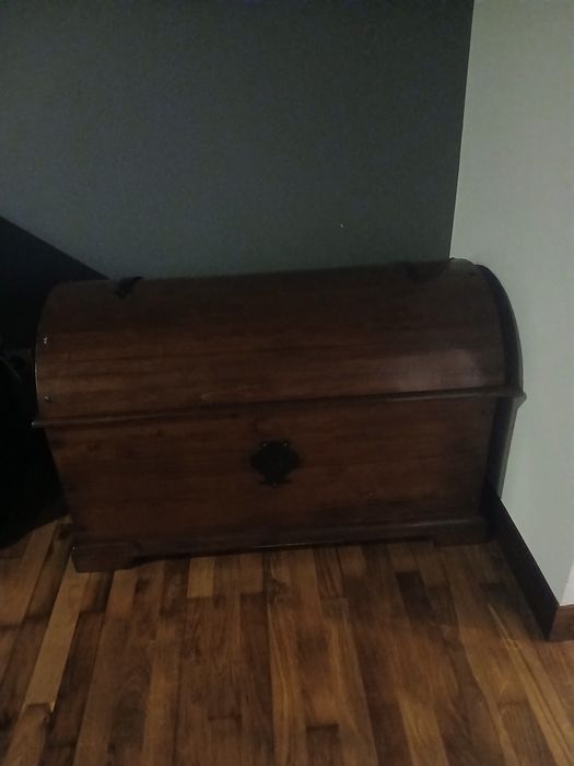 Cama de ferro com ou sem colchão , Espelho moldura e Baú,  de madeira