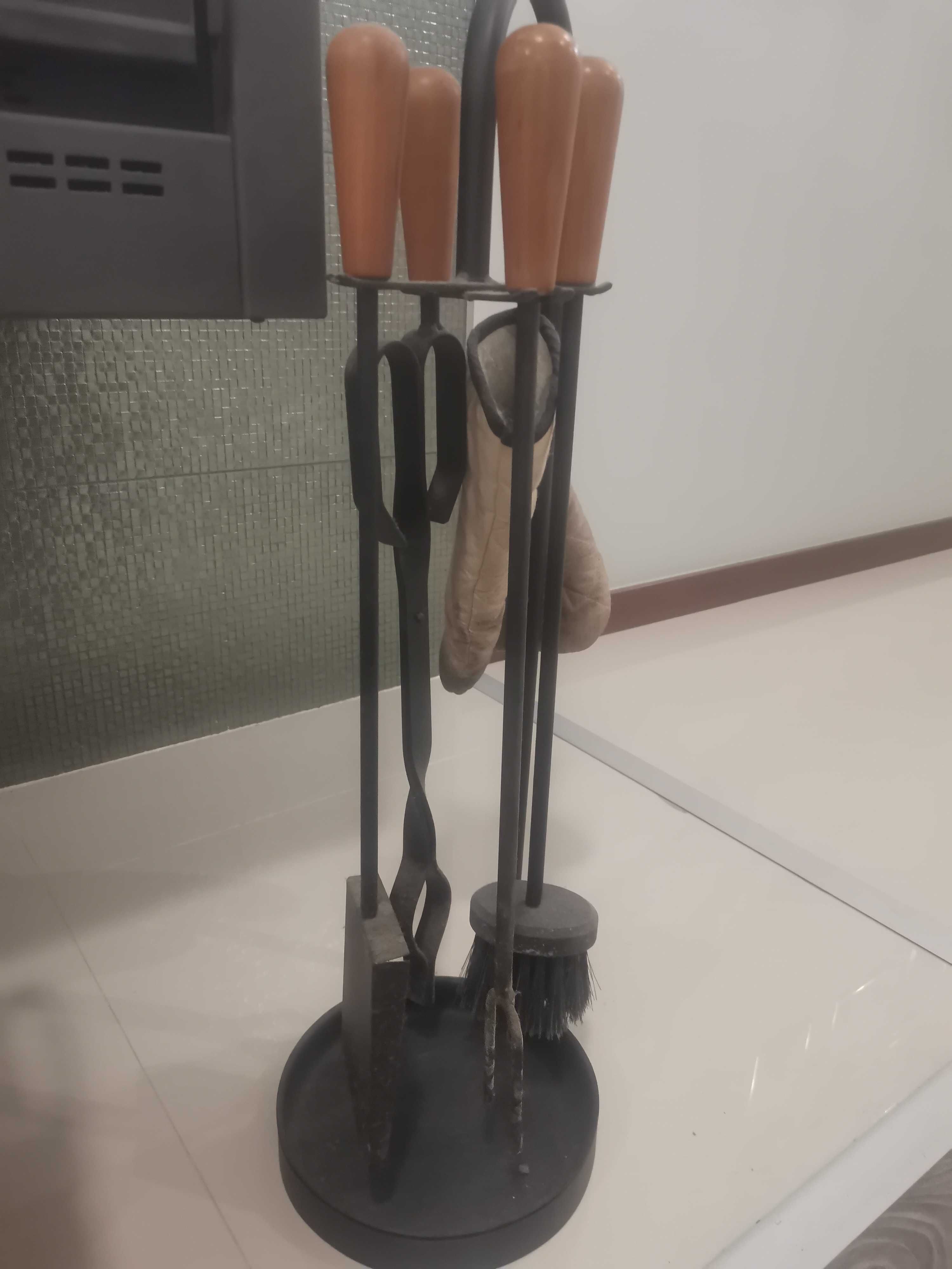 Cesto vime e utensílios lareira