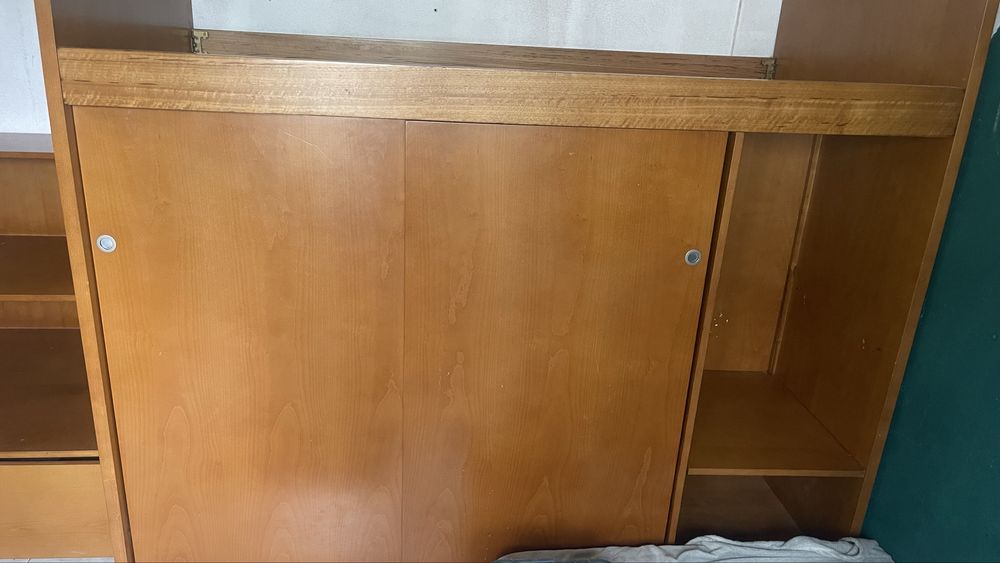 Cama madeira maciça com guarda fato embutido por baixo.