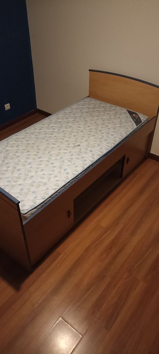 Cama + Colchão (90x190) + Mesinha de cabeceira + Escritório