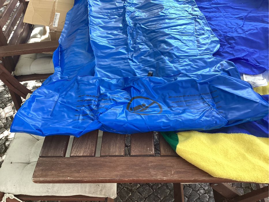 Conjunto de colchão insuflável e respetivo saco-cama