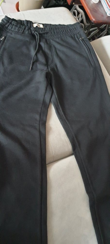 Grubsze czarne spodnie dresowe S 164/170 C&A kieszenie na zamek