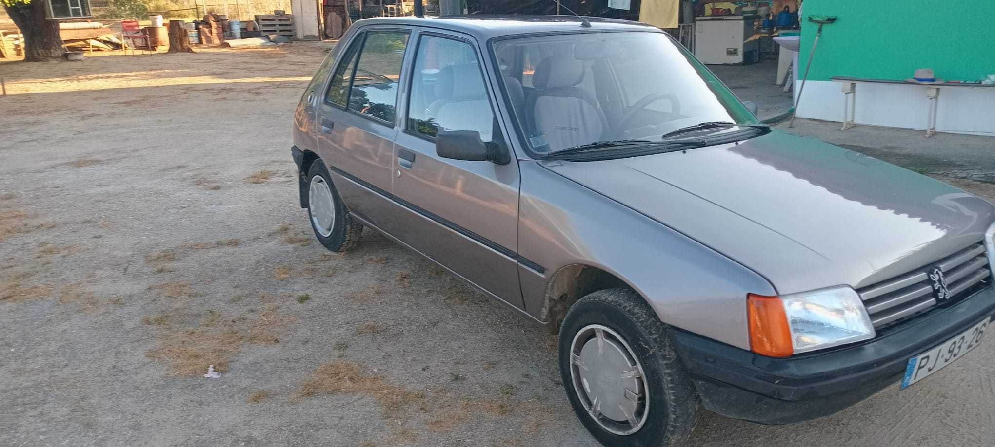 Peugeot 205 de 1988 em bom estado