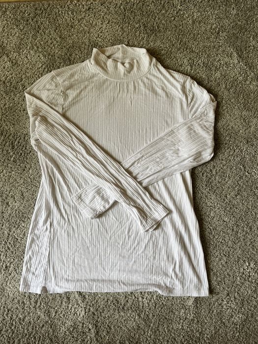 Biały elastyczny prążkowany golf