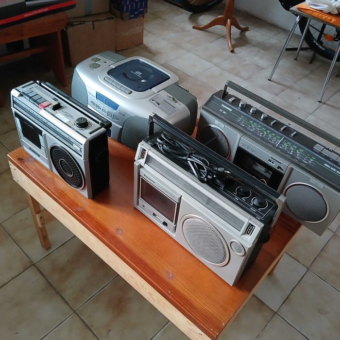 Lote  de 4 rádios, Aiwa, Panasonic, Telefunken e Sanyo