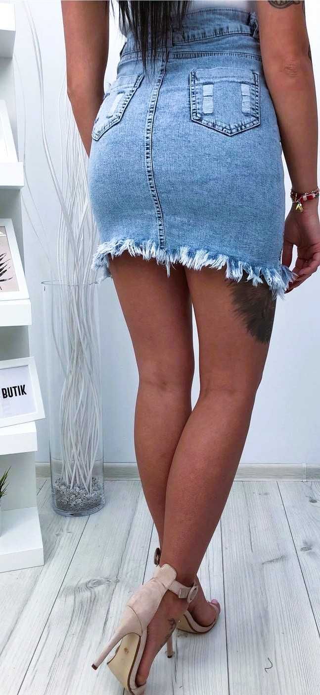 Jeansowa spódniczka z przetarciami zapinana na guziki